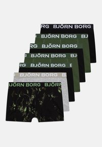 Conjunto de ocho calzoncillos tipo bóxer en varios colores: negro, gris, verde, con cinturillas elásticas contrastantes que llevan el texto "BJÖRN BORG". Un par tiene un diseño floral.