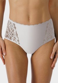 Witte hoge taille onderbroek met kanten zijpanelen, golvende randen en een gladde voorkant. Het kant heeft een bloemmotief en fijne details.