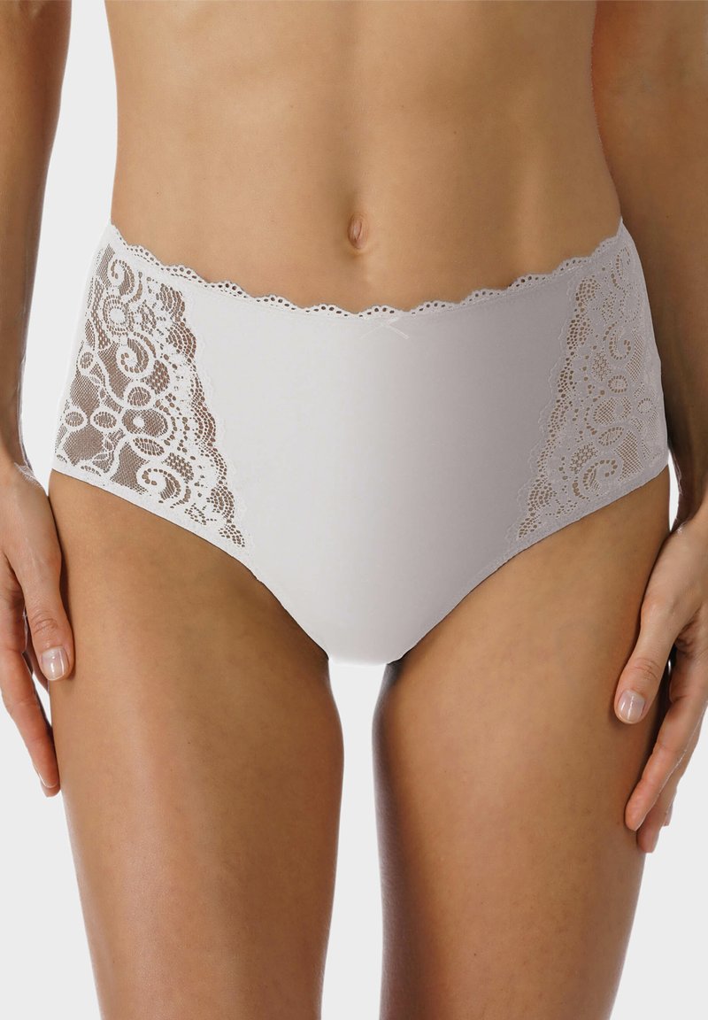 Witte hoge taille onderbroek met kanten zijpanelen, golvende randen en een gladde voorkant. Het kant heeft een bloemmotief en fijne details.