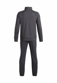 Survêtement de sport gris foncé en tissu lisse, avec des rayures blanches le long des manches et des pantalons, doté d'un col haut et de poignets côtelés.