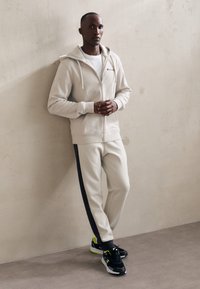 Champion ICONS FULL ZIP HOODIE SMALL LOGO - Cipzáras pulóver - beige