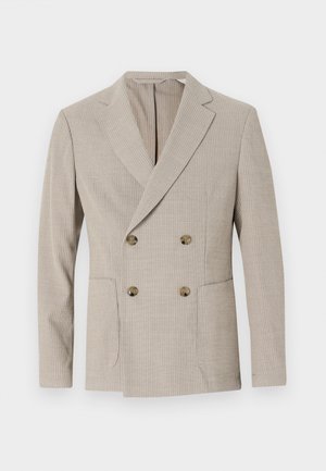 Blazer bege de dois botões com padrão de riscas texturizadas, lapelas recortadas e dois bolsos frontais. Apresenta botões redondos em latão.