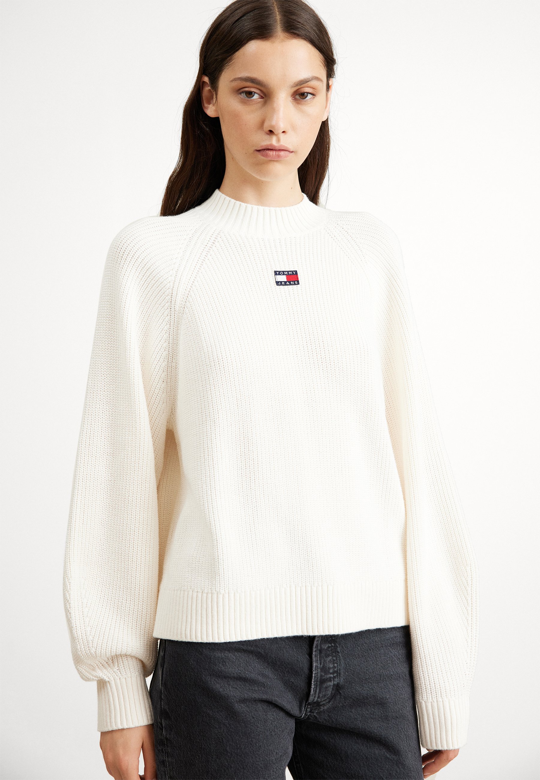 tommy jeans tjm solid badge zip mock neck