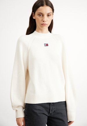 Tommy Jeans BADGE MOCKNECK SWEATER - Jersey de punto - ancient white