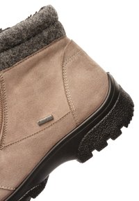 Taupe suède winterboot met een grijze wollen kraag, zwarte getextureerde rubberen zool en een klein Gore-Tex-label aan de zijkant.