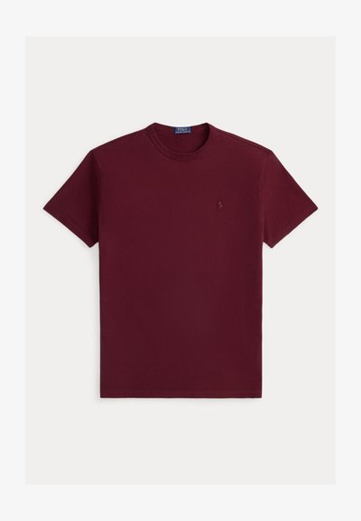 Burgundowa bawełniana koszulka z krótkim rękawem, okrągłym dekoltem i małym haftowanym logo na lewej piersi. Gładka tekstura, klasyczny krój.