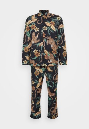 Floralna in leopard vzorčasta pižama v črni barvi, z dolgimi rokavi, gumbnim zapiranjem in ujemajočimi se hlačami z listnatimi vzorci.