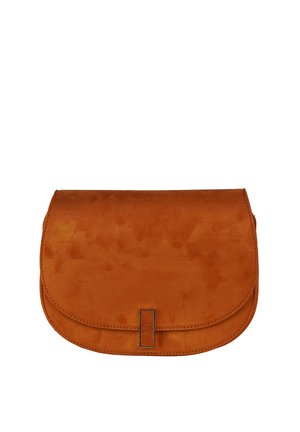 Bruine suède leren clutch met afgeronde klep en rechthoekige metalen sluiting aan de voorkant.