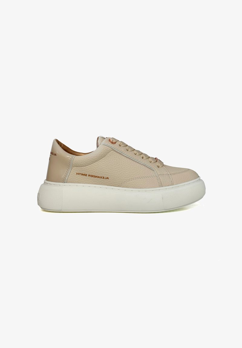 Beige Leder-Sneaker mit strukturiertem Finish, Schnürung vorne und weißer Gummisohle. Merkmale sind das geprägte Logo an der Ferse und der Zunge.