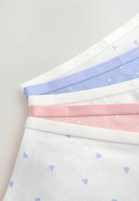 Set van vier katoenen tanktops: wit met blauwe harten, lichtblauw, roze met witte stippen en lichtroze. Alle hebben bijpassende gekleurde afwerkingen.