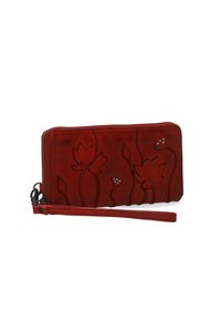 Rødt læderpung med præget blomsterdesign, lynlåslukning, aftagelig håndledsrem og sølvdetaljer på kronbladene.