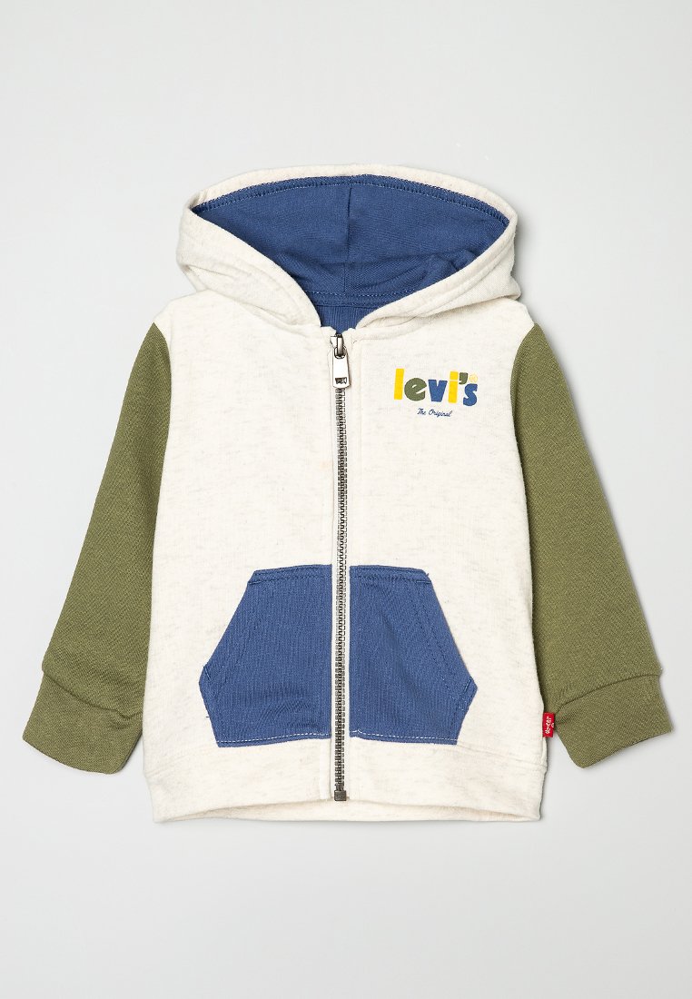 Felpa con cappuccio e zip di colore crema, con maniche verdi e cappuccio foderato di blu. Presenta una tasca frontale blu e il logo "Levi's" sul petto.