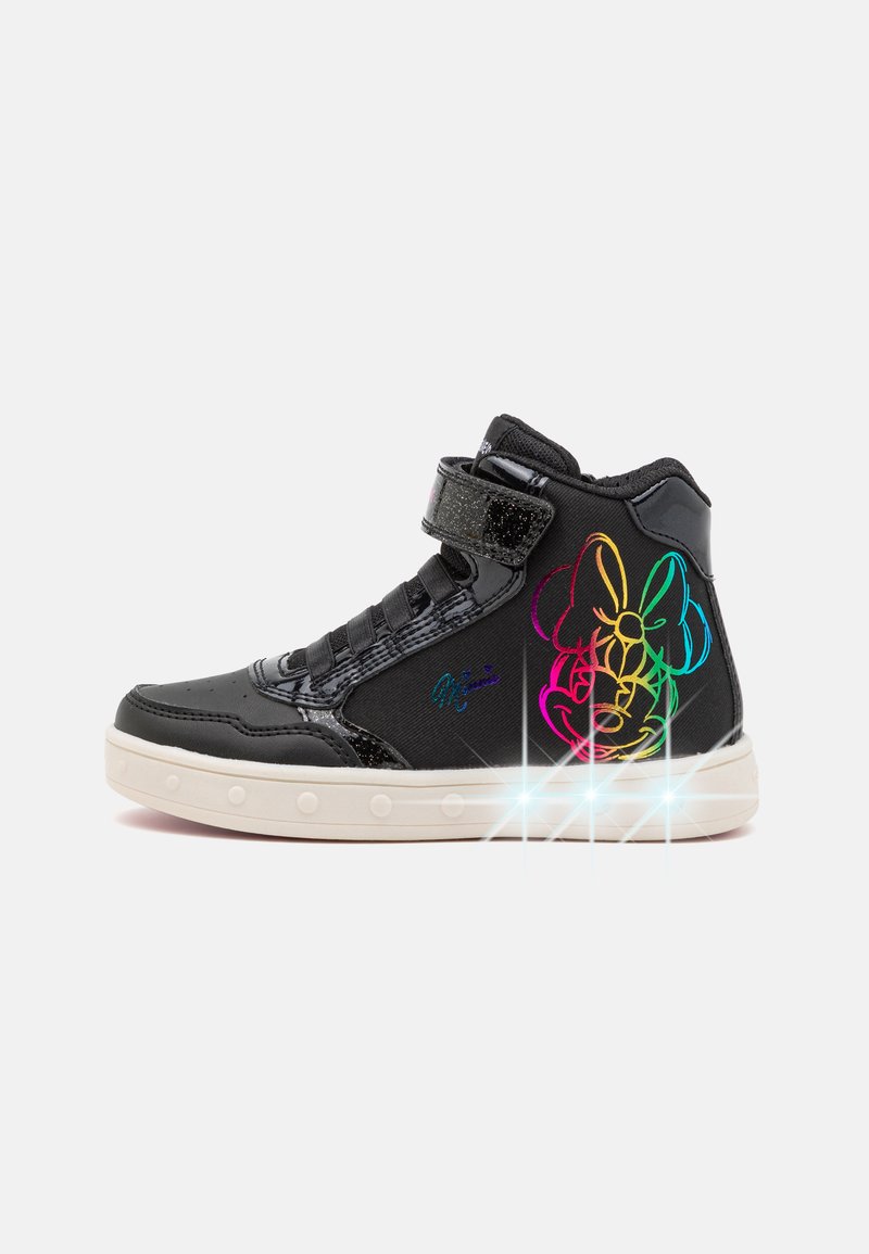 Sneaker alto nero con una finitura lucida, design con lacci, strap in velcro e accenti floreali multicolori. Presenta una suola che si illumina.