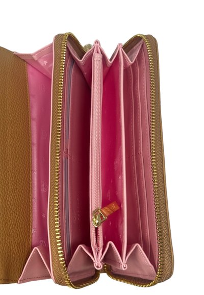 Portafoglio marrone con texture, dotato di interni rosa, molteplici scomparti e una sezione con cerniera, sicura grazie a una zip dorata.
