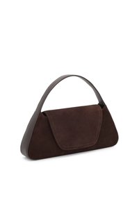 Geantă maro din piele întoarsă cu mânere din piele netedă. Are un capac cu clapetă și o formă triunghiulară, evidențiind un design minimalist.