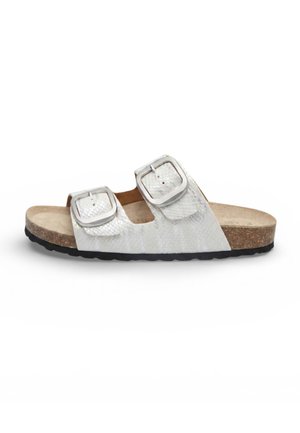 Sandalo slide bianco con due fibbie argentate regolabili, cinturini texturizzati, soletta in sughero e suola nera texturizzata, mostrato di profilo.