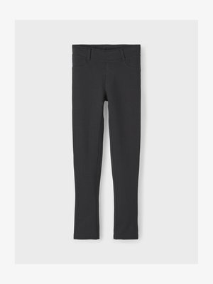 Crne elastične tajice slim kroja, s neupadljivim šavovima i širokim pojasom. Dizajnirane bez vidljivih džepova ili metalnih detalja.