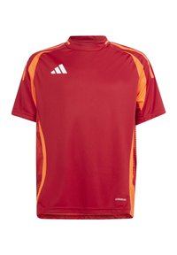 Maglietta sportiva rossa con collo alto, dettagli laterali arancioni e logo bianco sul petto. Presenta una texture traspirante e liscia.