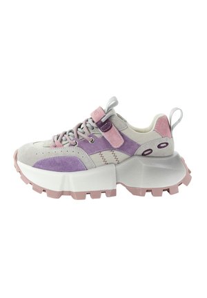 Gruba tenisówka z grubą podeszwą, różowo-fioletowe panele z zamszu, szare sznurowadła i różowy pasek na górze, widok z boku na białym tle.