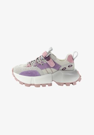 Gruba tenisówka z grubą podeszwą, różowo-fioletowe panele z zamszu, szare sznurowadła i różowy pasek na górze, widok z boku na białym tle.