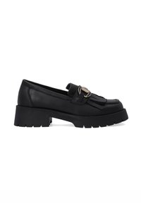 Zwarte loafers met een chunky platformzool, voorzien van een decoratieve gespsluiting en kwastjes aan de voorkant. Gemaakt van soepel leer met een matte afwerking.