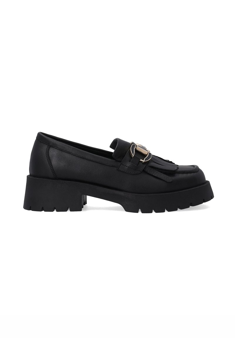 Zwarte loafers met een chunky platformzool, voorzien van een decoratieve gespsluiting en kwastjes aan de voorkant. Gemaakt van soepel leer met een matte afwerking.