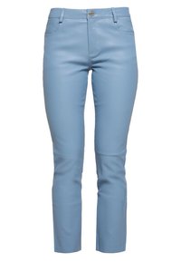 Pantaloni aderenti azzurri, con una texture liscia, cinque tasche e chiusura con bottone. Progettati con una gamba affusolata per una silhouette elegante.