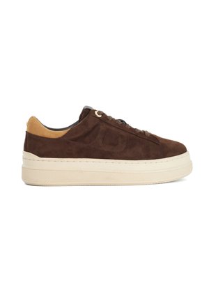 Baskets basses en daim marron avec détail de col beige et épaisse semelle plateforme blanc cassé, vues de côté extérieur.