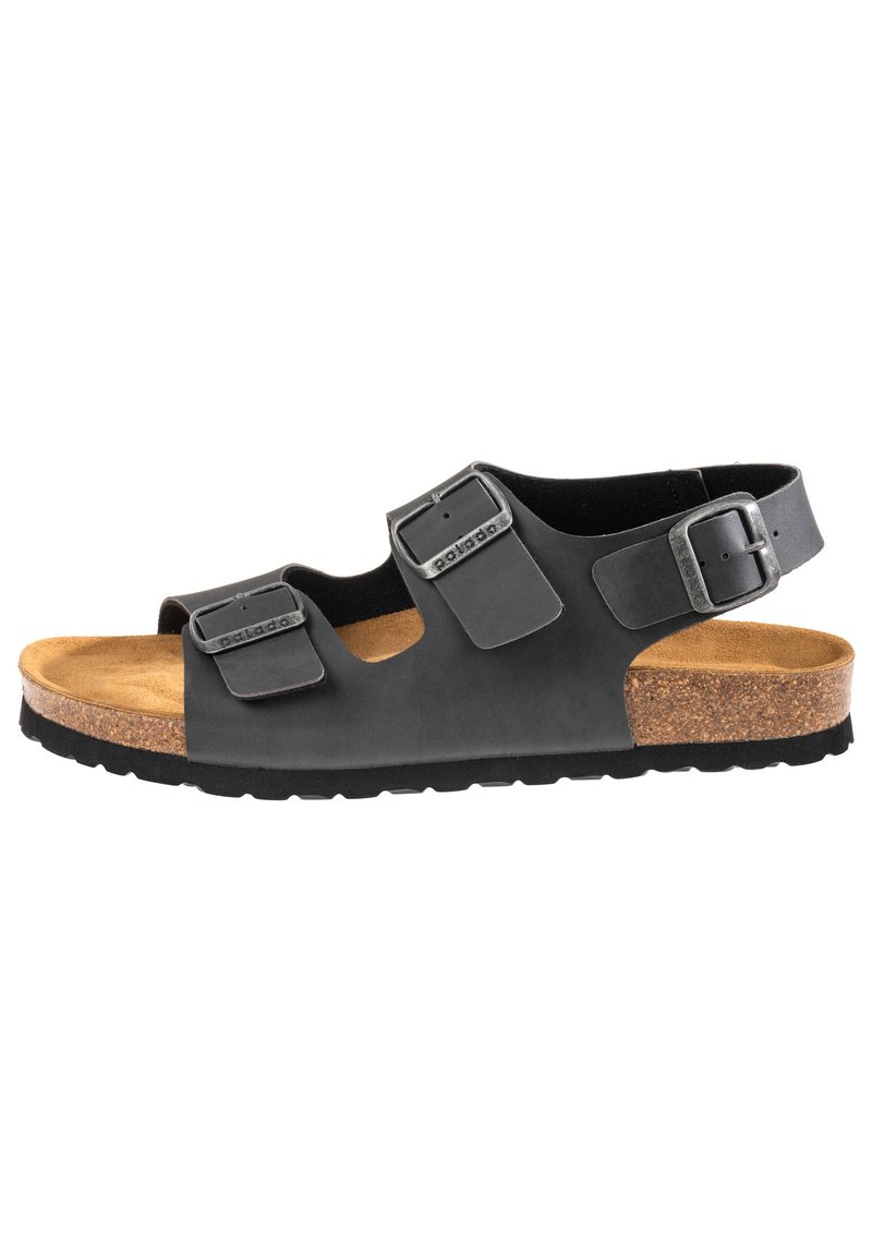 Sandalo in pelle nera con due cinturini regolabili, soletta in sughero e suola in gomma testurizzata. Presenta fibbie in tonalità argento e design a punta aperta.
