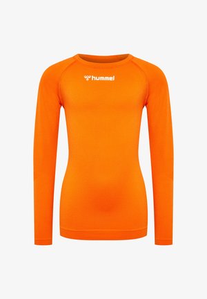 Langærmet atletisk top i klar orange. Lavet af struktureret stof med rund halsudskæring og et lille hvidt logo på brystet.