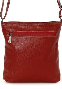 Rode leren schoudertas met een gestructureerd oppervlak, verstelbare schouderriem en een verticale ritszak aan de voorkant.
