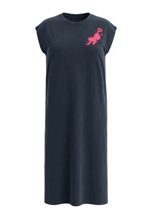 Tmavě šedé šaty bez rukávů po kolena s malou růžovou kočkou a srdcem na levé horní části hrudi.