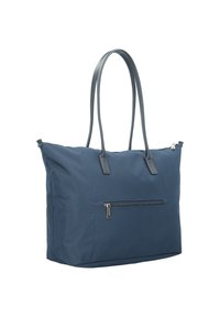 Sac fourre-tout en tissu bleu marine avec des poignées en cuir, doté d'une poche avant zippée et d'un compartiment principal spacieux. Texture lisse, detailing minimal.
