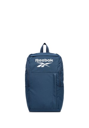 Mochila Reebok azul marino con asa superior, bolsillo frontal con cremallera y logotipo blanco en el panel frontal superior.