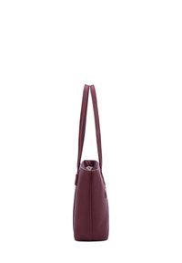Sac à bandoulière bordeaux avec deux longues sangles, forme rectangulaire, matériau en faux cuir texturé, fermeture éclair en haut, design minimal.