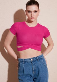 LELA SLIM FIT  - Tričko s potlačou - fuchsia