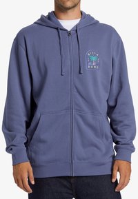 Felpa con zip da uomo in tessuto azzurro chiaro, dotata di cappuccio, tasche frontali e un logo di palma multicolore sul lato sinistro del petto.