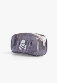 Bolsita de cremallera transparente en color púrpura con un diseño de calavera y tibias cruzadas en blanco. Material plástico suave con forma curva y acentos neutros.