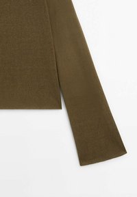 Pull en maille vert olive à manches longues avec un poignet droit et simple sur fond blanc.