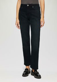 Donker gewassen, rechte jeans met een op maat gemaakte pasvorm, met een knoopsluiting, voorzakken en subtiele stikdetails.
