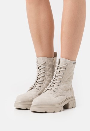 Bullboxer Platform ankle boots - white