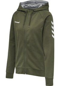 Sweat à capuche zippé vert olive avec une capuche doublée, présentant un intérieur gris, un logo blanc et des accents en chevron sur la manche gauche. Tissu doux.
