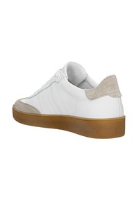 Sneakers bianchi in pelle con dettaglio in suede sul tallone e suola in gomma color corda. Presentano tre strisce laterali, punta arrotondata e chiusura con lacci piatti.