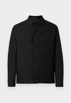 Chaqueta negra de tejido suave, con cuello, dos bolsillos en el pecho y cierre de botones en la parte delantera.
