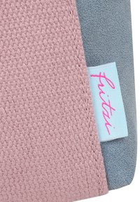 Un tessuto intrecciato rosa e un materiale blu liscio creano un design piegato. Presenta un'etichetta azzurra chiara con "fitai" in corsivo rosa.