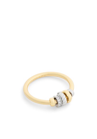 Bague anneau en or avec perles décoratives en argent et en or, y compris une perle en argent incrustée de petites pierres précieuses claires, sur fond blanc.