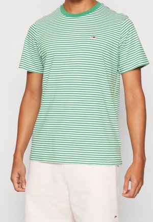 Zielono-biała paskowana koszulka z okrągłym dekoltem i krótkimi rękawami, z małym logo na lewej stronie klatki piersiowej.