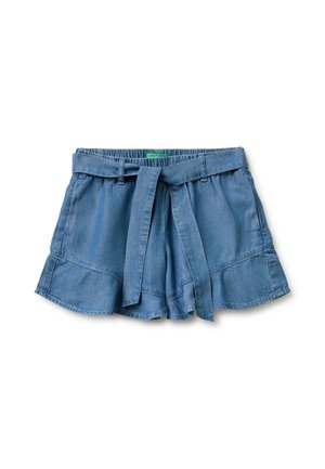 Short en denim bleu avec taille élastique, ourlet volanté, passants de ceinture et ceinture en tissu nouée à l'avant.