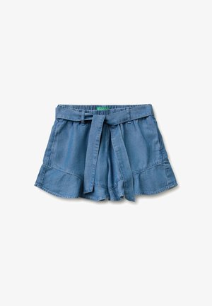 Short en denim bleu avec taille élastique, ourlet volanté, passants de ceinture et ceinture en tissu nouée à l'avant.