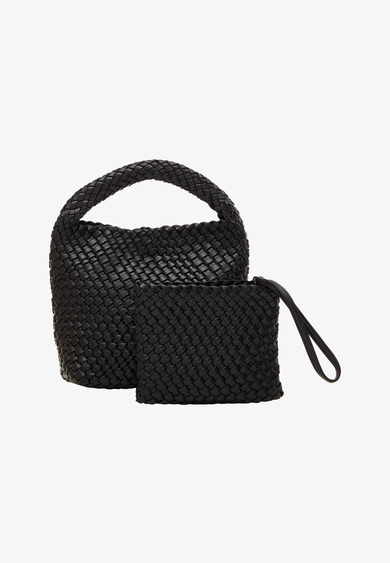 Svart vävd handväska med ett rundat handtag och en slät yta. Inkluderar en matchande liten påse med handledsrem.